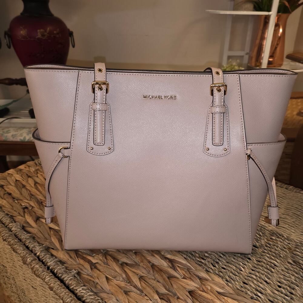 MICHAEL KORS XL VOYAGER EAST WEST TOTE BAG FAWN